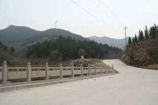 山间蜿蜒公路风景