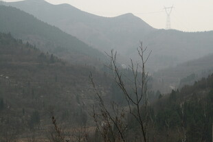 山间朦胧景色