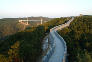 蜿蜒公路穿梭于青山间