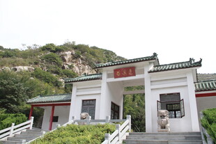 中式门楼 青山环绕景致美