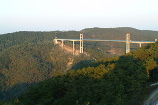山间高架桥景观