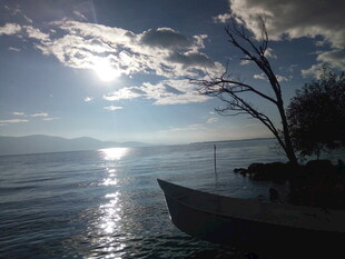 夕阳下的静谧湖畔小船