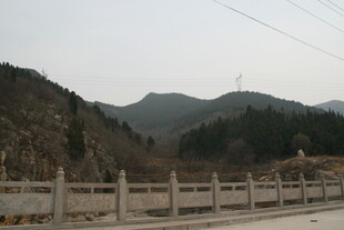 山间公路旁的护栏与远山