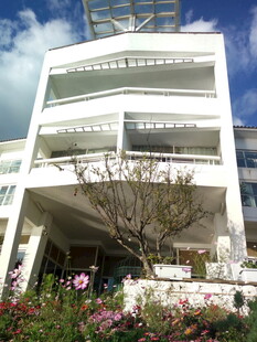 现代风格多层白色建筑