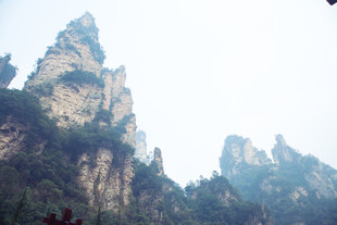 奇峰耸立的壮丽山景