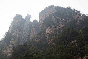 奇峰耸立的壮丽山景