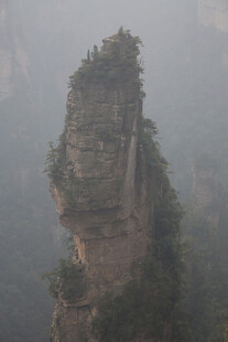 奇峰耸立云雾间