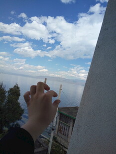 手伸向蓝天的瞬间