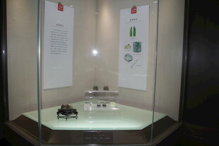 玻璃展柜中的展品展示