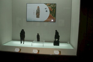 古代陶俑展示于展柜中