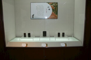 展示柜中的物品陈列