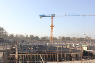 建筑工地塔吊施工场景