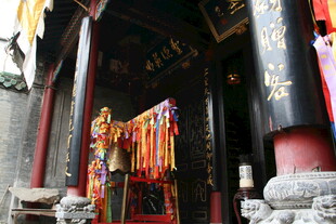 古寺祈福处 五彩经幡飘扬