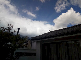蓝天白云下的屋顶景象
