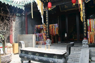 古雅庙宇内的祭祀场景