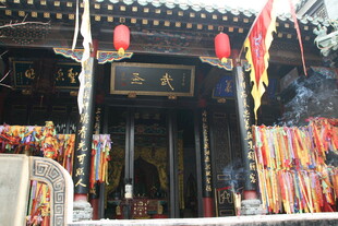 传统庙宇内景