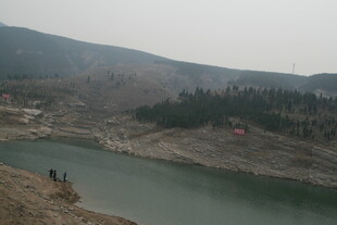 山间湖泊景色
