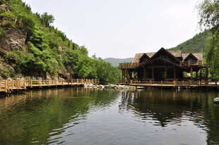 山水间的古朴临水小屋