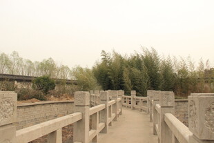古桥漫步道 周边绿意盎然
