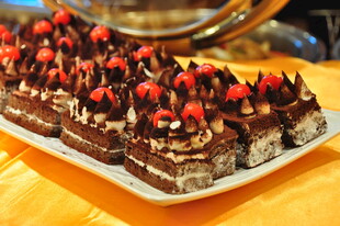 巧克力草莓装饰美味糕点
