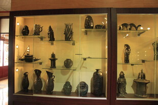 玻璃柜中的多样陶器展品