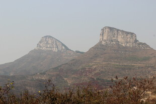 两座奇峰屹立山间