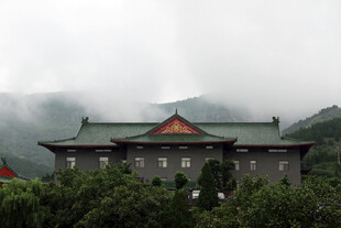 云雾缭绕中的中式古建筑