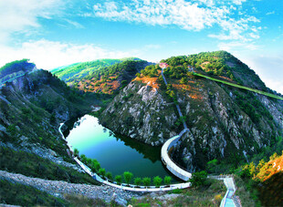 山间碧水蜿蜒公路美景