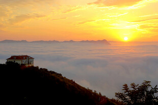 山顶观云海日落美景