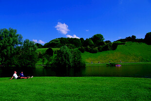 德国绿意盎然的户外休闲场景