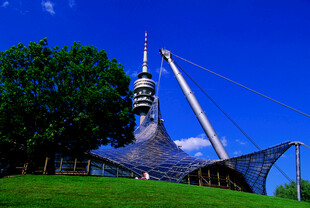 德国蓝天绿地间的高耸电视塔