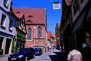 德国欧洲小镇街道的悠闲景象