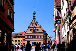 德国纽伦堡热闹的古老街道