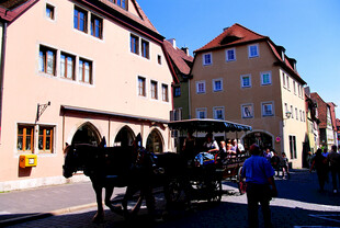 德国小镇街头的复古马车景象