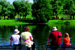 德国湖畔家庭赏景休闲时刻