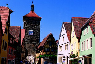 德国彩色小镇中的钟楼建筑