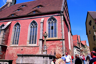 德国古老红建筑前的热闹景象