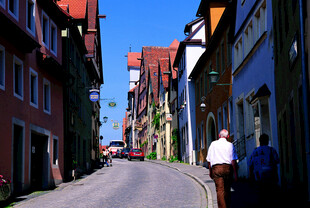 德国欧洲小镇街道行人景象