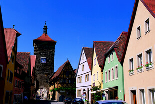 德国彩色小镇街道与塔楼景观