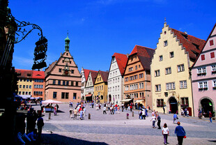 德国德国小镇广场热闹景象