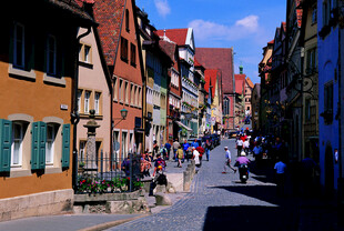 德国欧洲小镇街道的悠闲景象