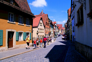 德国欧洲小镇街道的悠闲景象