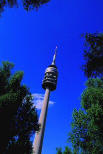 德国高耸电视塔屹立蓝天绿树间