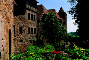 德国古老城堡旁的缤纷花园