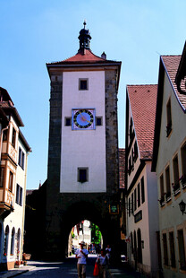 德国古老钟楼矗立小镇街道