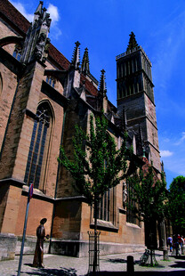 德国古老教堂外的繁茂绿树