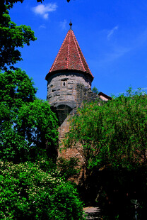 德国绿树环绕的古老尖顶塔楼