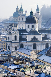 冬日雪景中的宏伟教堂建筑