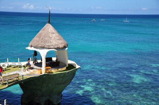 海边观景亭 碧海蓝天美景