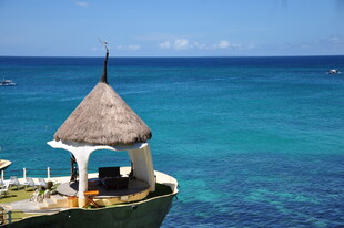 海边茅草亭下的惬意景致